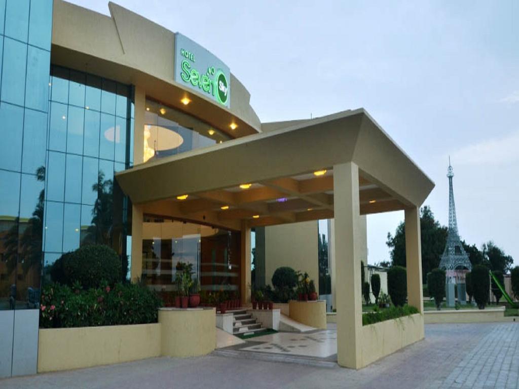 Seven Sky Clarks Exotica Hotel Bhuj Exterior photo